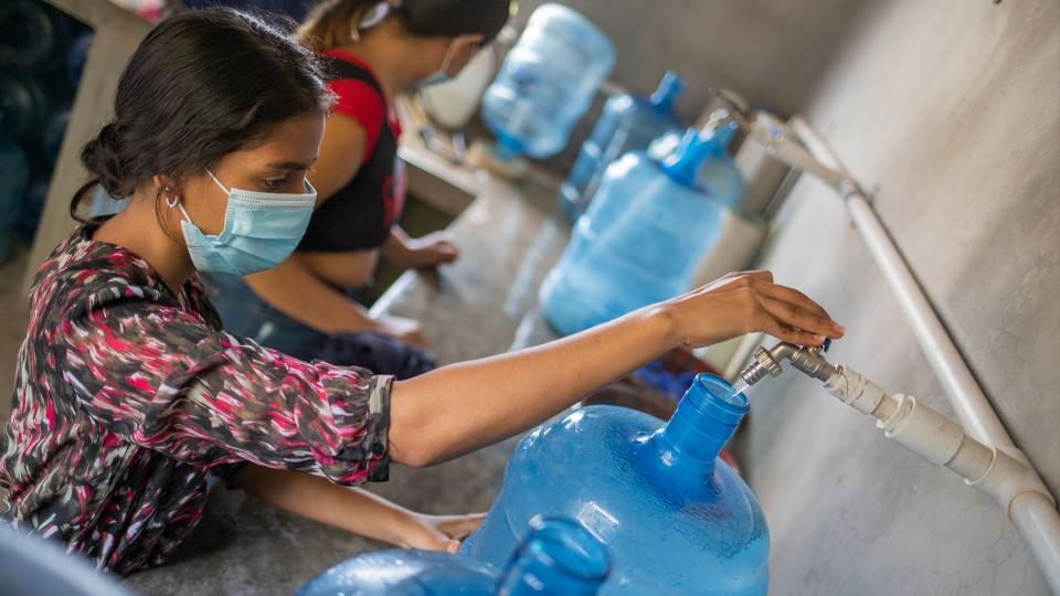 Trabajar gratis por el retraso en pagos: las fallas de Jóvenes construyendo el futuro en Honduras