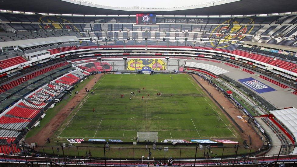 Estadio Azteca: el césped y otros 3 factores que llevaron al “majestuoso” campo de México a su mala condición actual