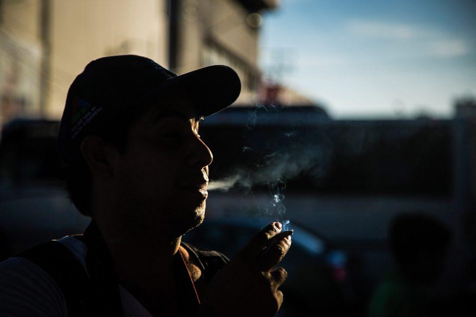 Más fumadores y falta de opciones para los adictos, así México ante el tabaquismo