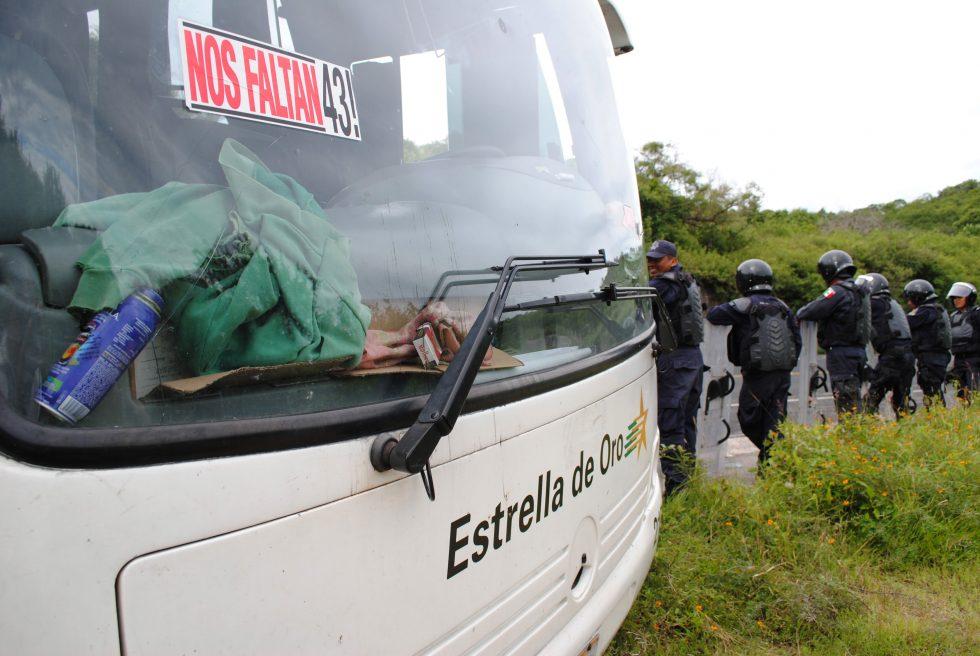 Normalistas liberan a cuatro policías de Tixtla, retenidos tras enfrentamiento en Guerrero