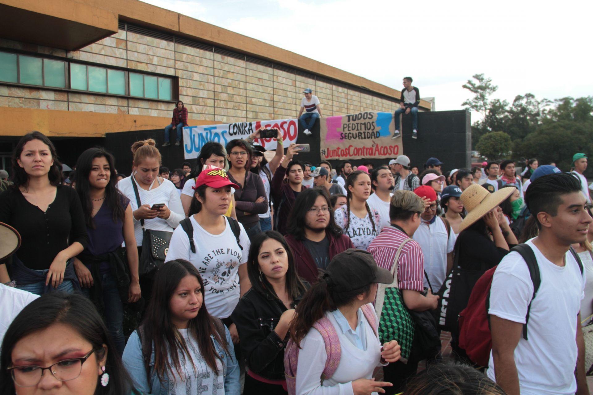 Estudiantes de la UNAM marchan hacia Rectoría, exigen que se cumplan sus demandas por violencia de género