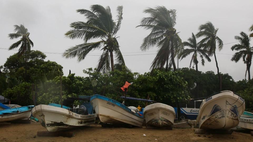 ‘Rick’ toca tierra en la costa de Guerrero; se degrada a huracán categoría 1