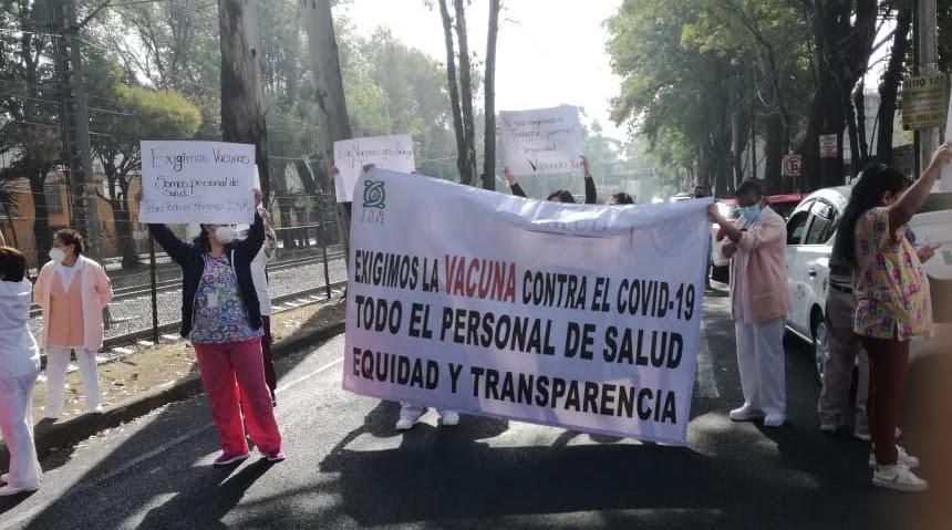 Trabajadores del Instituto Nacional de Rehabilitación cierran calles por falta de vacunas COVID