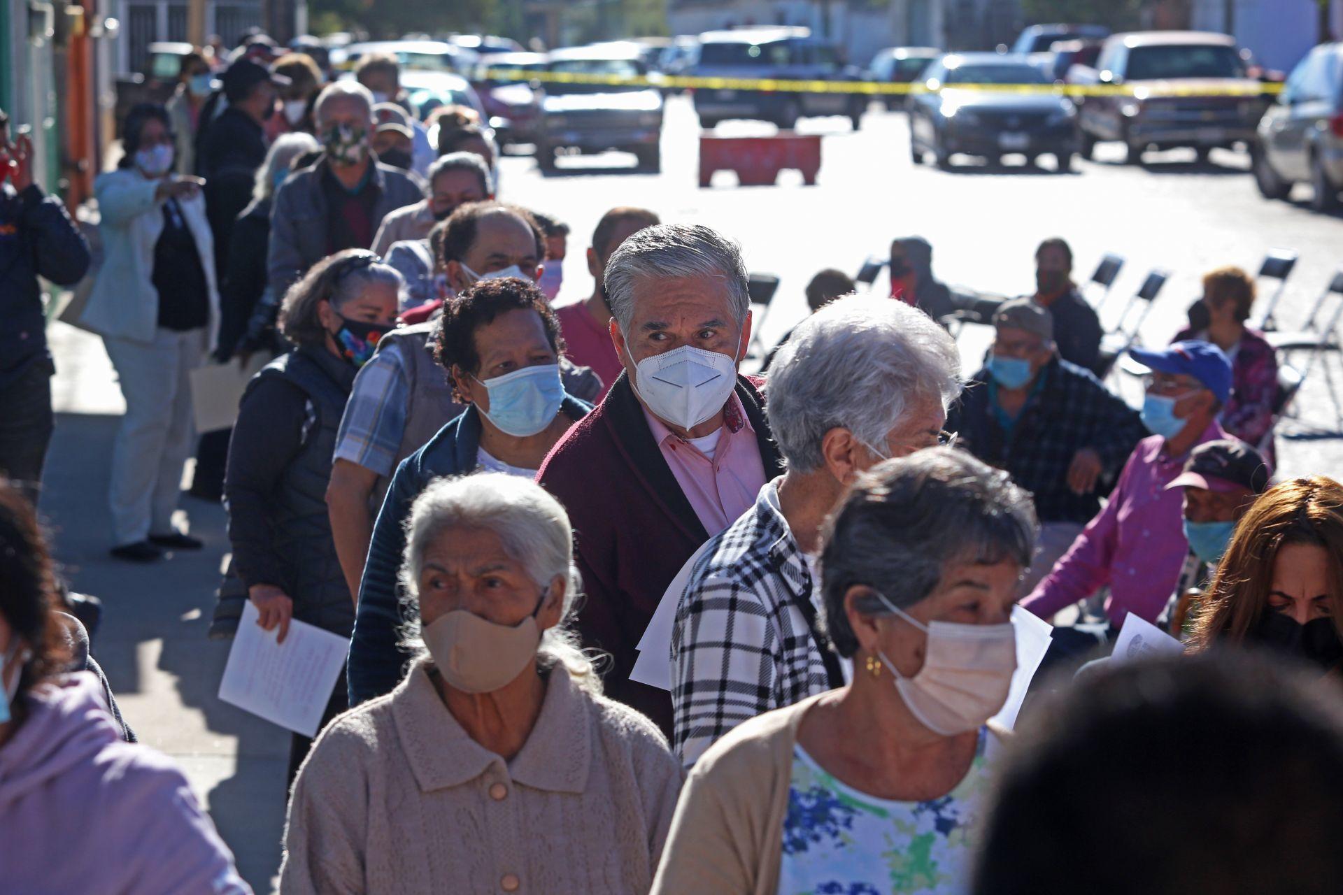 Vacunación COVID en estados: caos, escasez de dosis, protestas y hasta jeringas vacías