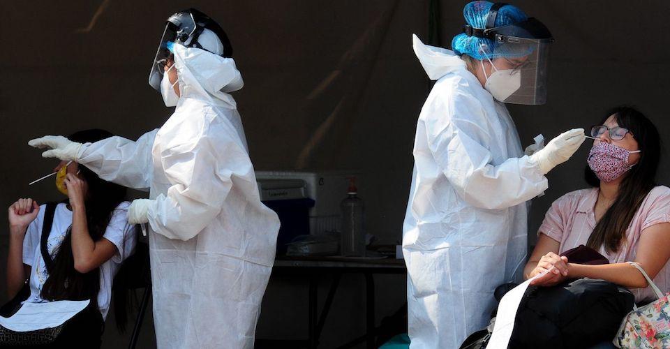 Salud reporta reducción del 24% de casos de COVID; reconoce 215 mil muertes