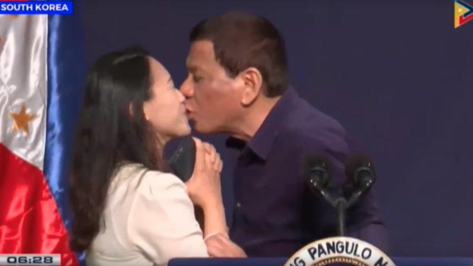 La polémica por el beso en la boca que el presidente de Filipinas le dio a una migrante