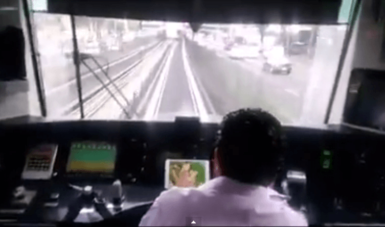 Metro inhabilita a operador que jugaba al conducir