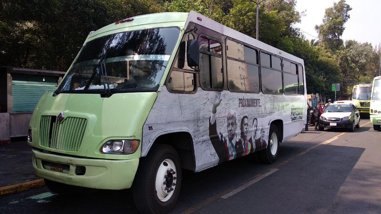 Publicidad en camiones sobre serie de populismo y AMLO no tiene permisos: Semovi