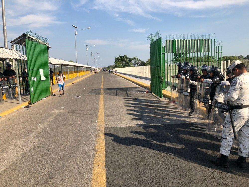 Tras 7 horas cerrada, abren frontera con Guatemala; grupos de migrantes se registran en el INM