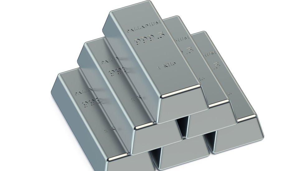 El paladio, el mineral cuyo precio se disparó y se hizo más valioso que el oro por primera vez en 16 años