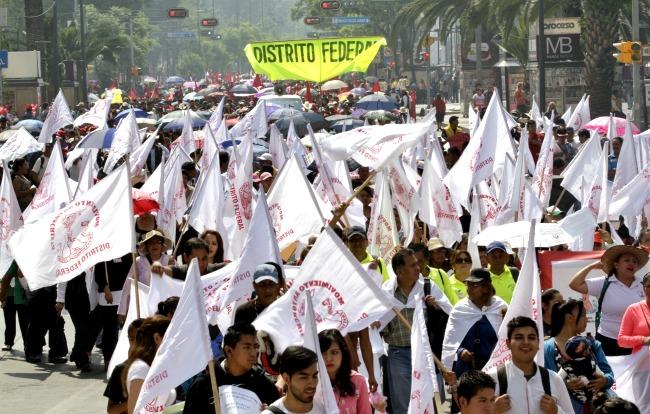 Concluye marcha de antorchistas frente al Auditorio Nacional