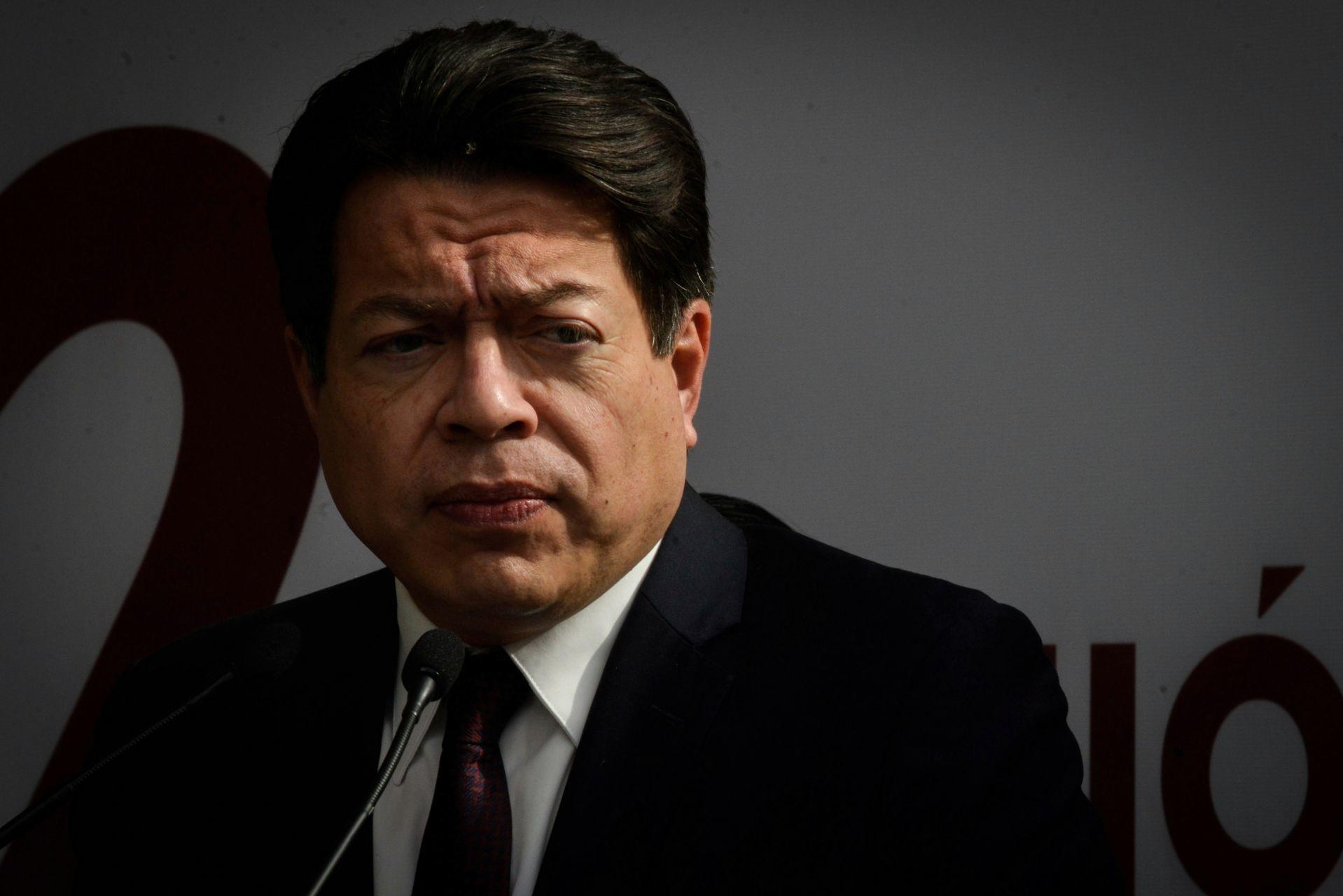 Lanzan huevos a Mario Delgado tras salir de conferencia en Aguascalientes