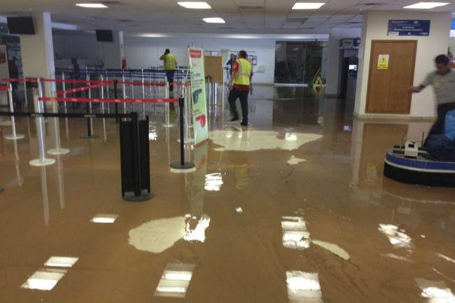 El aeropuerto de Chihuahua está cerrado por inundación