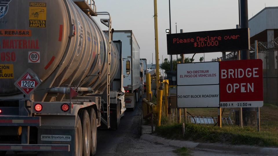 ‘Son chicanadas’: AMLO a gobernador de Texas por inspecciones de vehículos