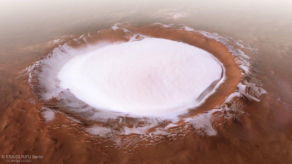 Marte: las fascinantes imágenes de un cráter de hielo en el Planeta Rojo