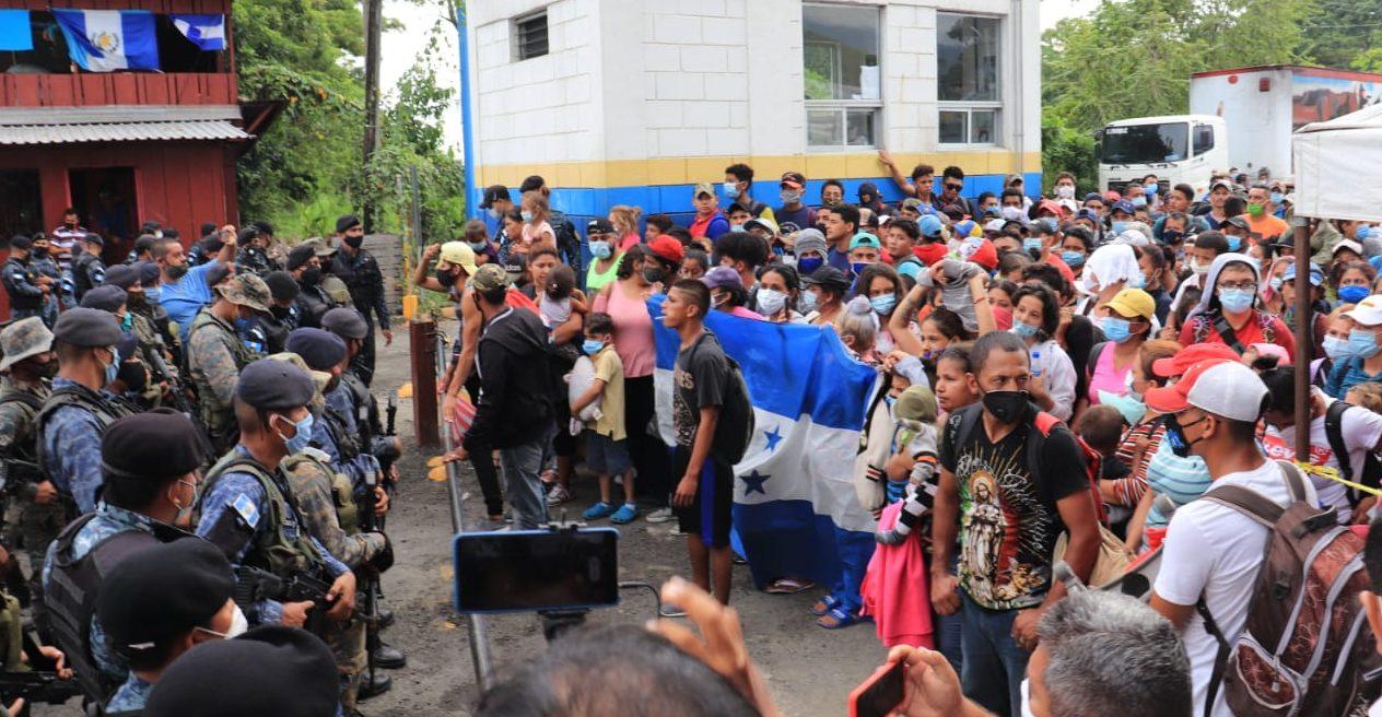 Caravana migrante: más de mil ingresan en Guatemala pese a barrera policial