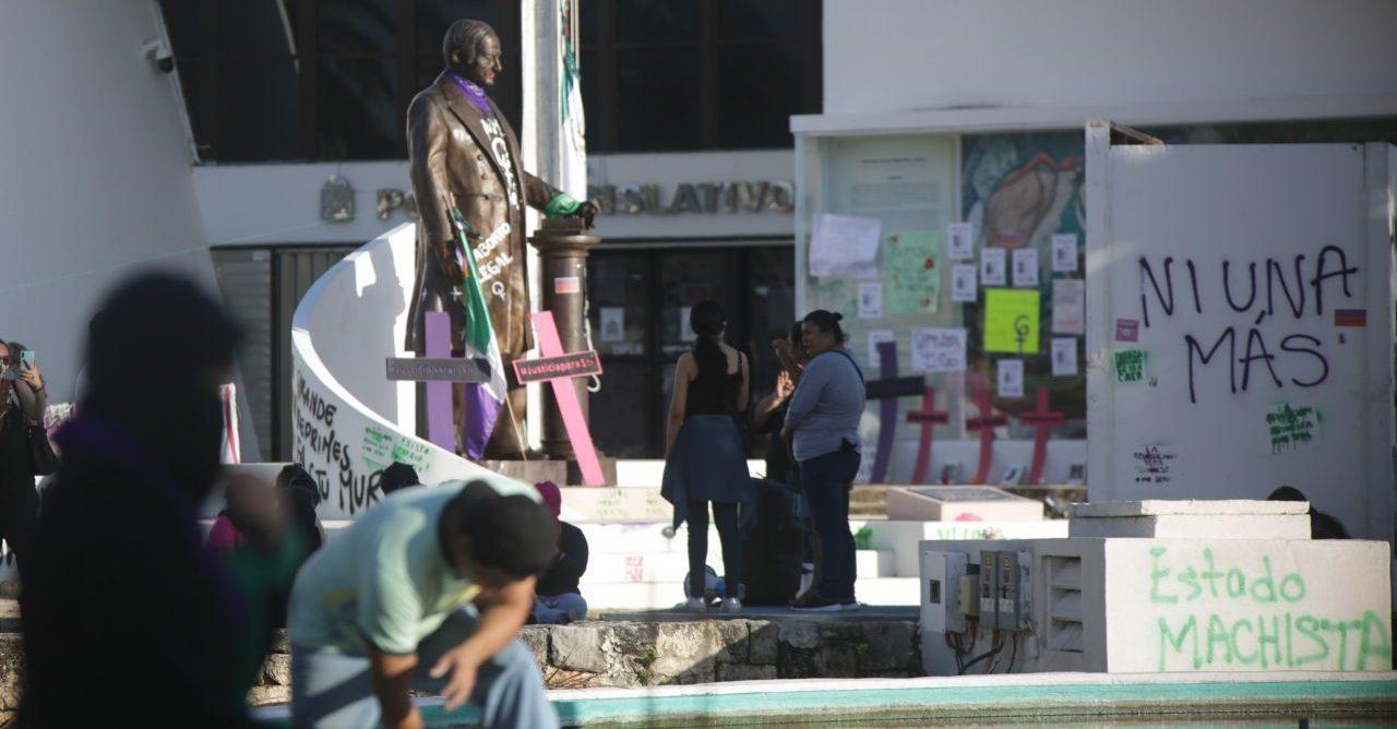 Sin luz ni agua cumple 60 días la toma del Congreso de Quintana Roo