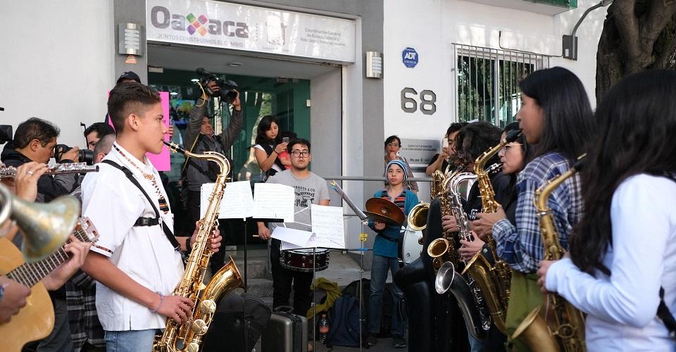 Fiscalía de Oaxaca catea casa de exdiputado señalado de agresión a mujer saxofonista