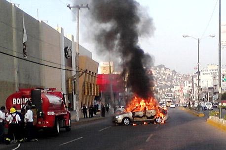 Acapulco: Tres autos quemados, dos muertos y dos detenidos