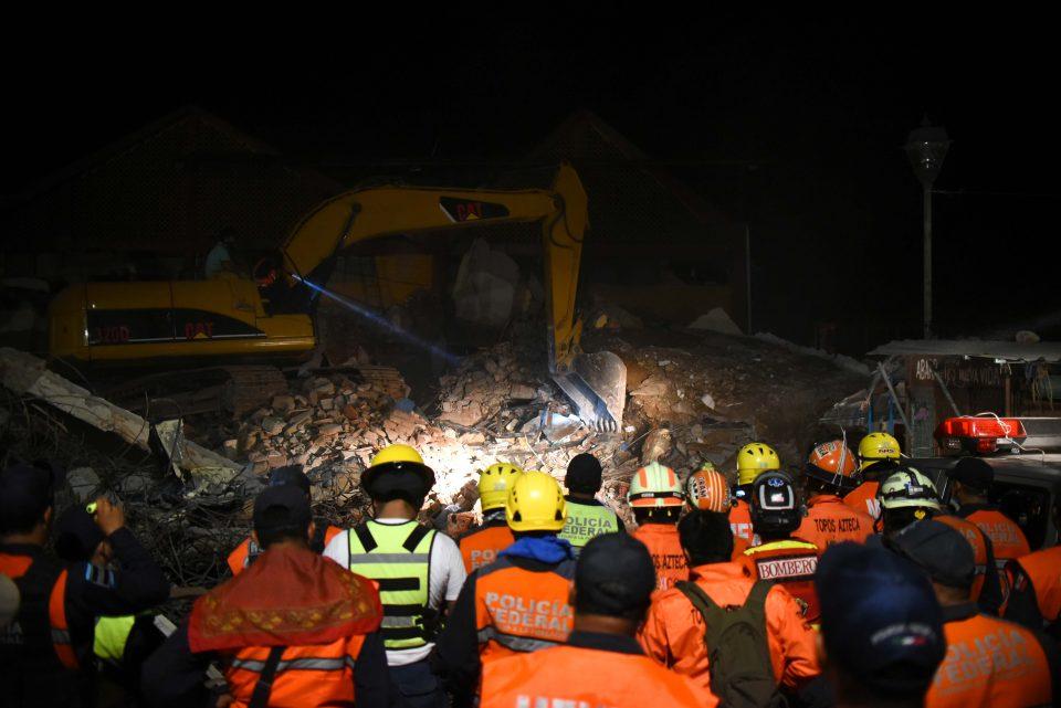 Se eleva a 65 la cifra de muertos por el terremoto de 8.2 grados