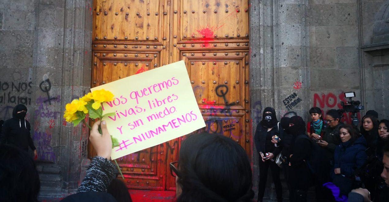 “Nos están matando”: Mujeres exigen a AMLO justicia contra feminicidios en Palacio Nacional