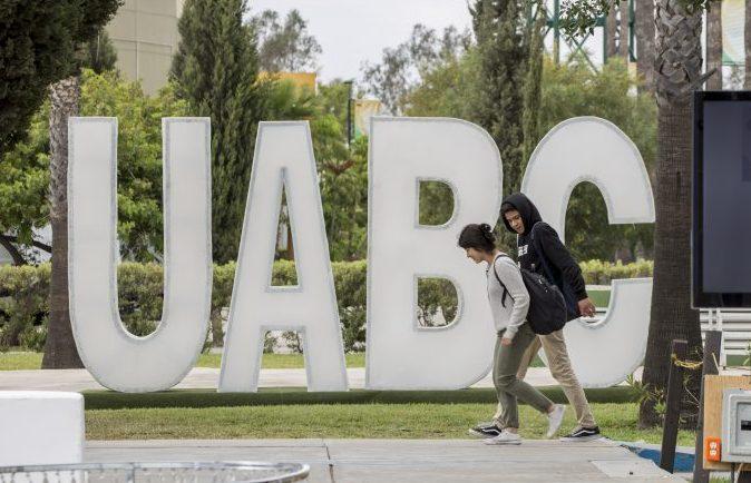 UABC evalúa vender terrenos para solventar crisis; universitarios exigen recortar salarios altos