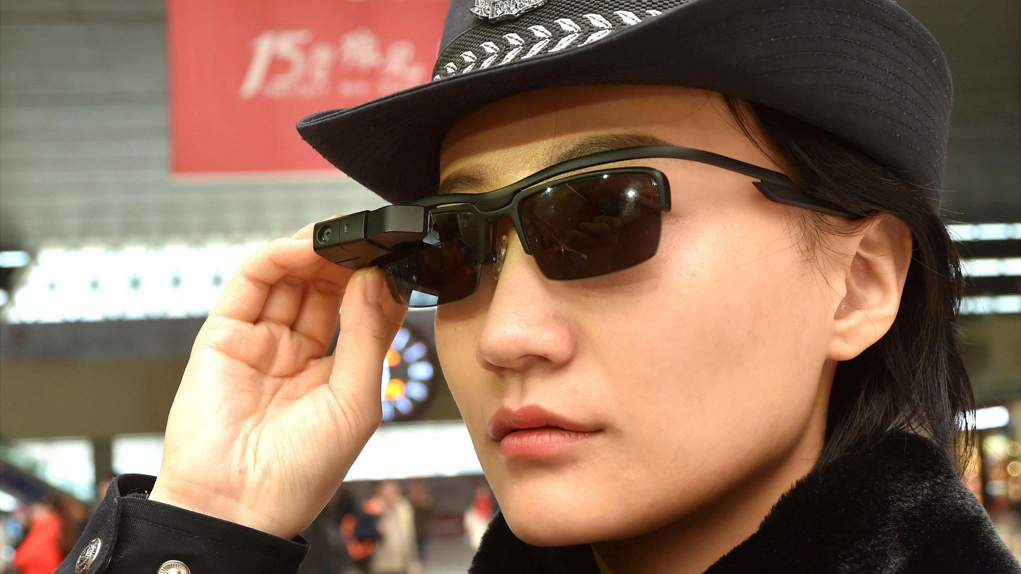 Así son las nuevas gafas con reconocimiento facial que usa la policía en China para capturar sospechosos