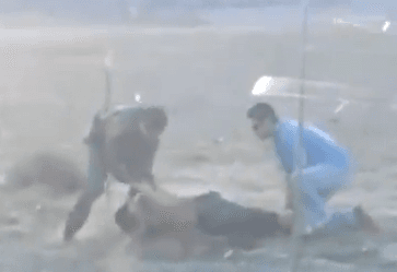 Graban a agente fronterizo golpeando a un migrante