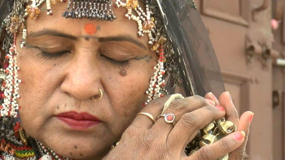 La extraordinaria historia de Gulabo Sapera, la bailarina india hija de un encantador de serpientes a la que enterraron viva al nacer