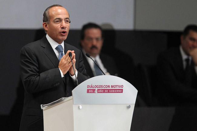 Calderón cambia formato de V Informe por respeto a víctimas de Casino Royale