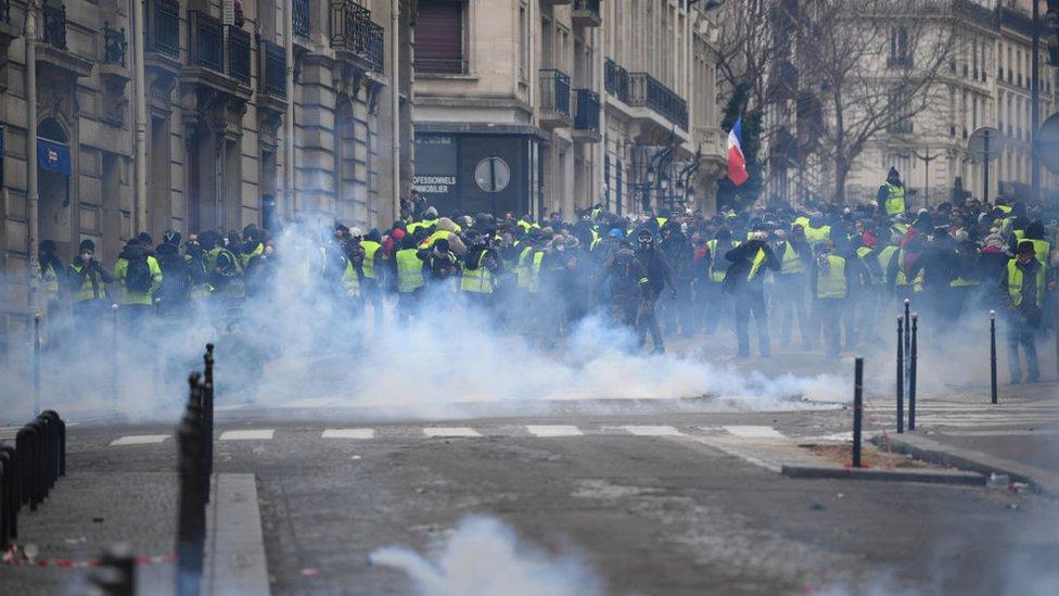 Francia: protestas de los “chalecos amarillos” vuelven a tomar el centro de París y la policía detiene a más de 500 personas