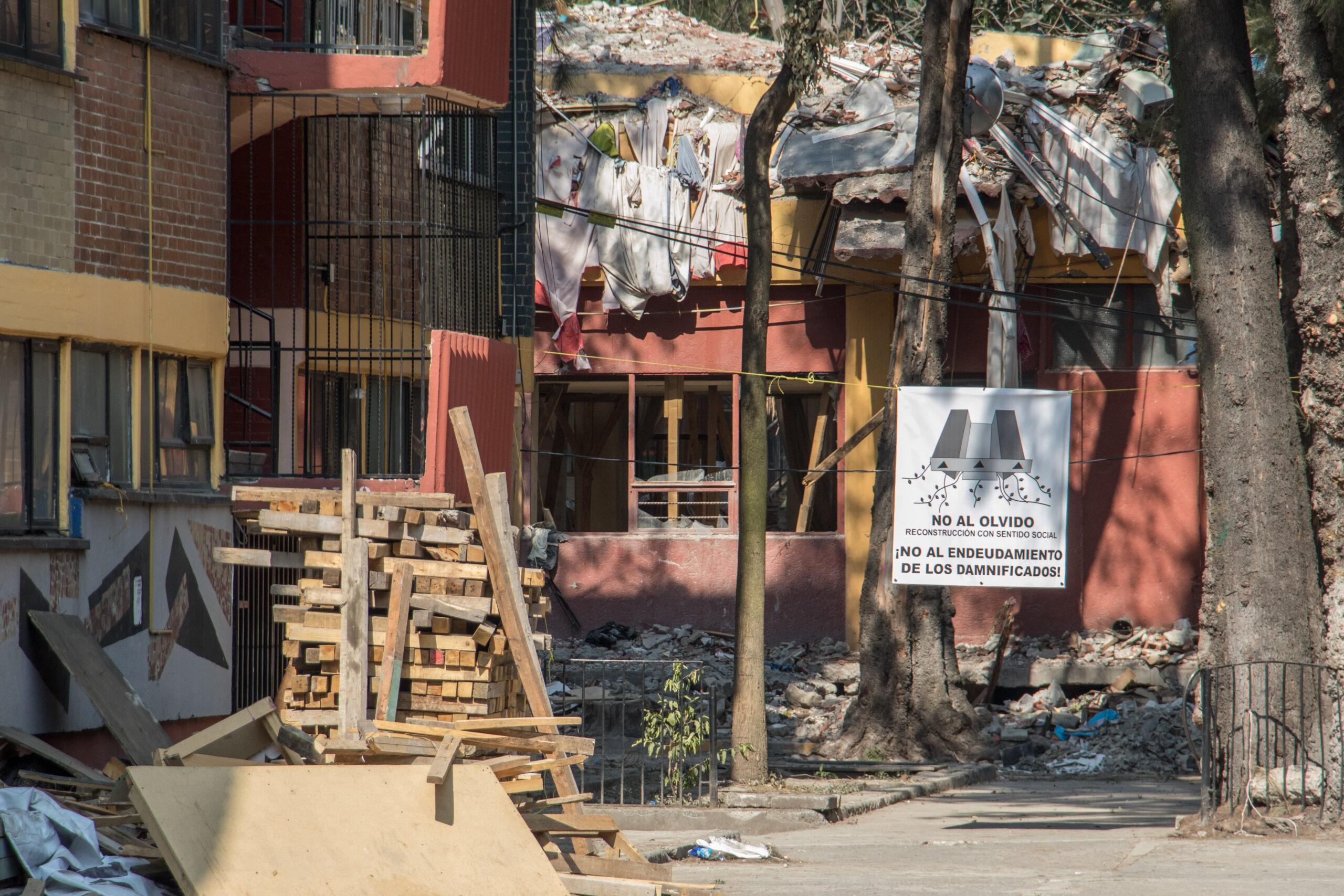 Multifamiliar Tlalpan: la vida sigue tras el sismo pero los escombros permanecen