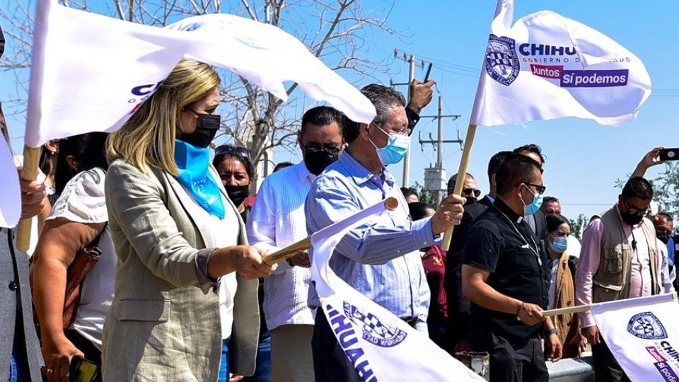Chihuahua: gobernadora Maru Campos usa pañuelo celeste provida en su primer evento