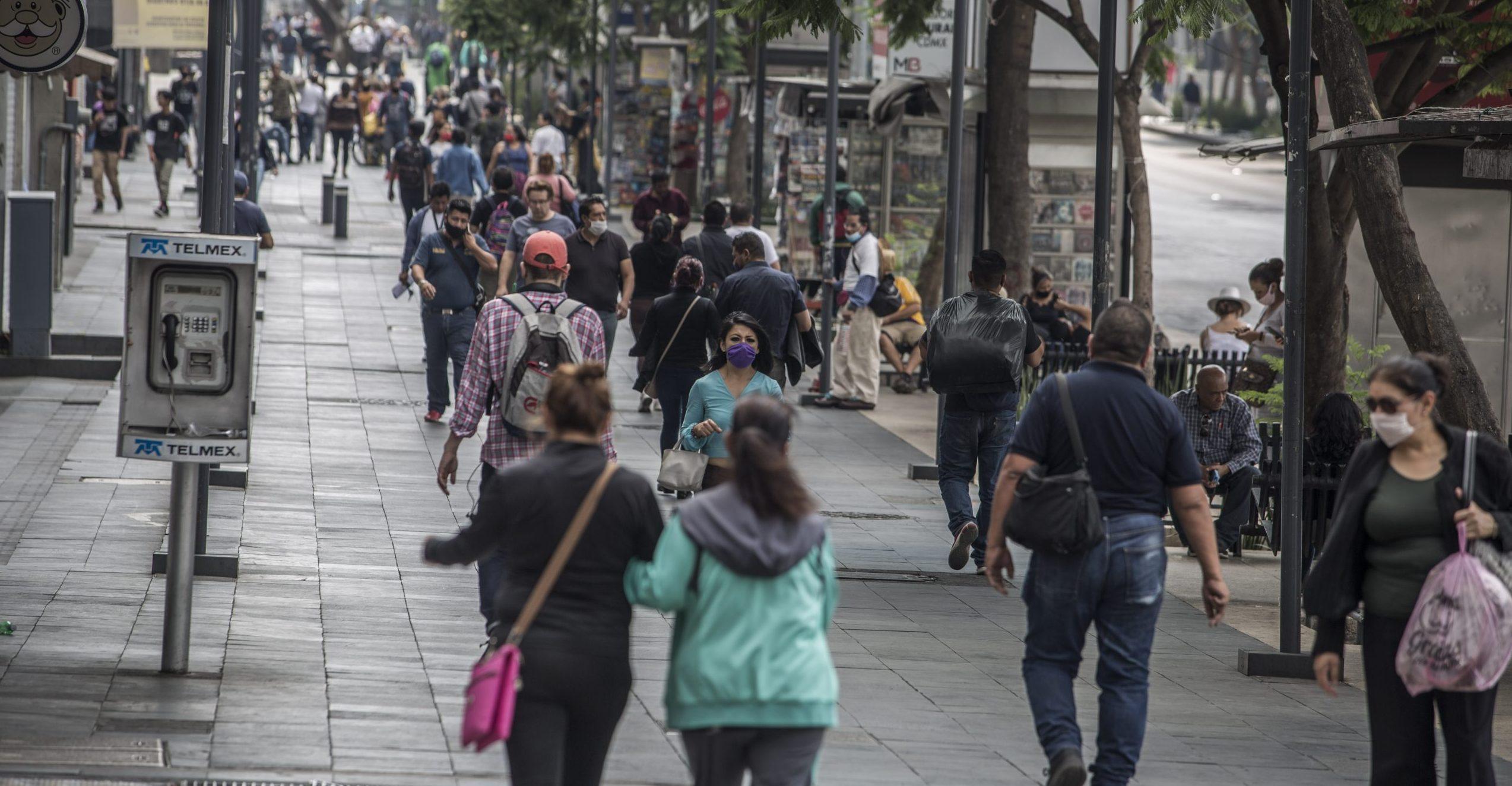 Nueva normalidad en CDMX inicia con mucha gente en la calle y tránsito; creen que la pandemia ya acabó