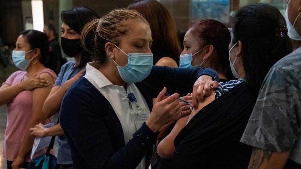 Gobierno presume meta cumplida con 83% de adultos con al menos la primera dosis; faltan 15 millones