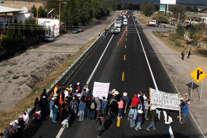 Bloquean carretera Acapulco-Zihuatanejo