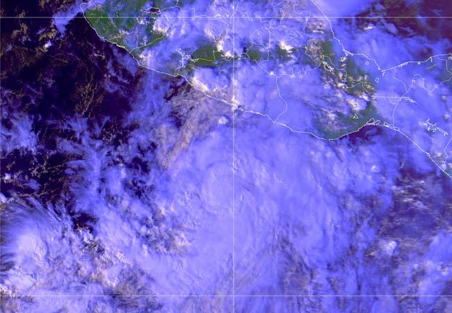 Pronostican 3 días de intensas lluvias por paso de ‘Raymond’
