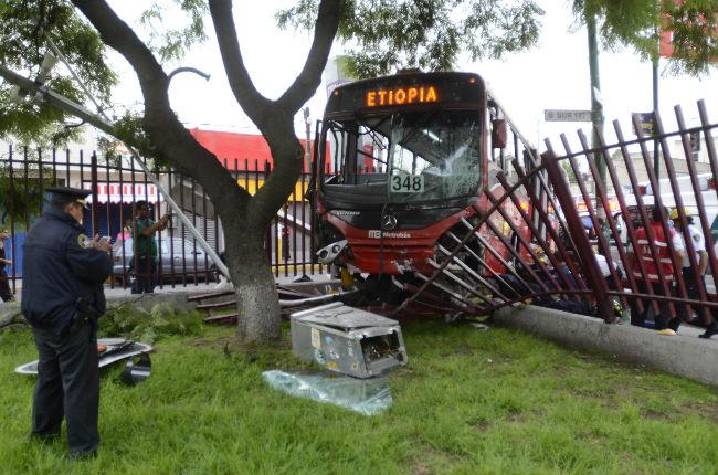 Metrobús choca contra auto y se <i>empotra</i> en escuela; reportan 15 heridos