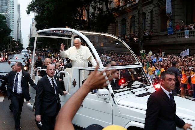 El papa Francisco se atora en el tráfico de Río de Janeiro