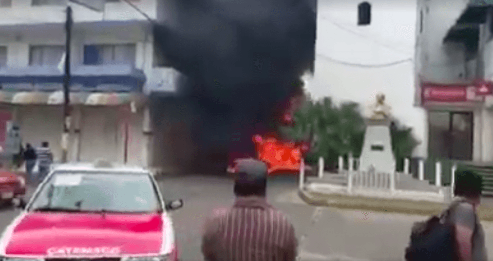 Bloqueos y una patrulla quemada: Las protestas para exigir la localización del cura de Catemaco