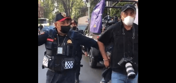 Liberan a fotógrafo de Reuters detenido por policías mientras trabajaba en CDMX