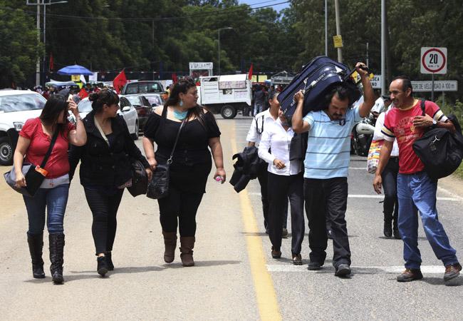 Libera APPO acceso a aeropuerto de Oaxaca; bloquea carretera