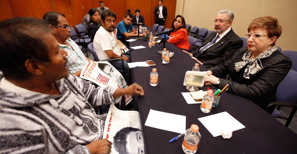 Padres de Ayotzinapa se reúnen con ministros de la Corte; piden respaldo a la Comisión de la Verdad