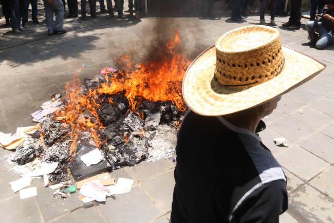 Queman unas 30 casillas en 8 municipios de Oaxaca; hay 79 detenidos