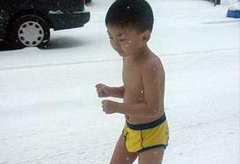 Indigna en redes sociales video de un niño corriendo semidesnudo en la nieve