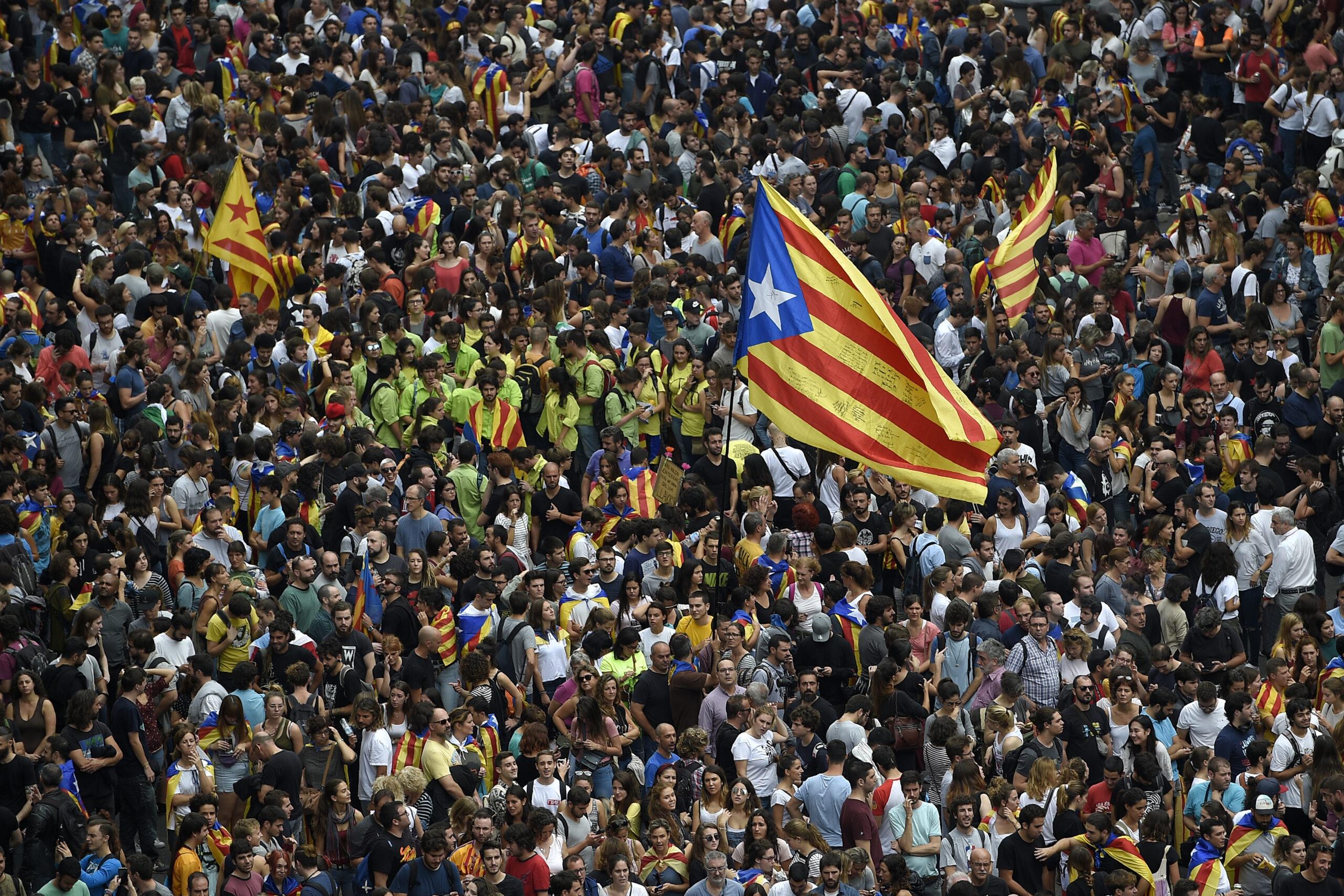 Bomberos y estudiantes encabezan la huelga general en Cataluña en apoyo al referéndum