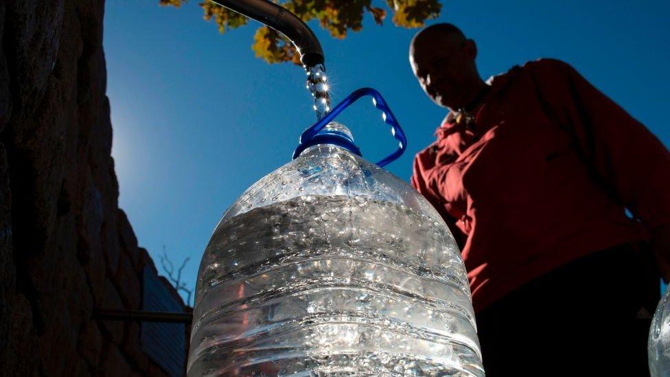 “Día cero”: 4 claves para entender por qué Ciudad del Cabo puede convertirse en la primera gran ciudad del mundo en quedarse sin agua