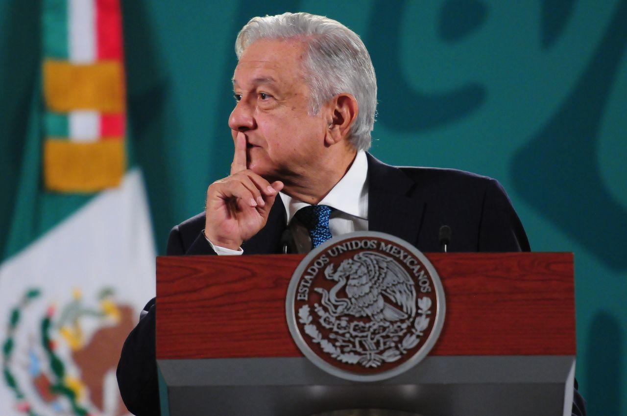 AMLO propone encuesta para definir casos Salgado y Morón; asegura que decisión del INE es ‘atentado a la democracia’