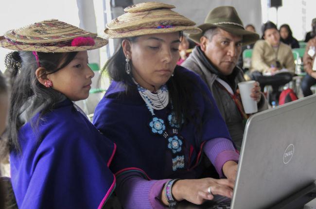 Confunden a estudiante indígena de doctorado con vendedora… y la echan de pastelería