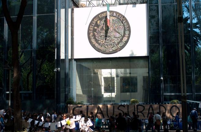 Estudiantes del IPN protestan en la PGR por el asesinato de una compañera